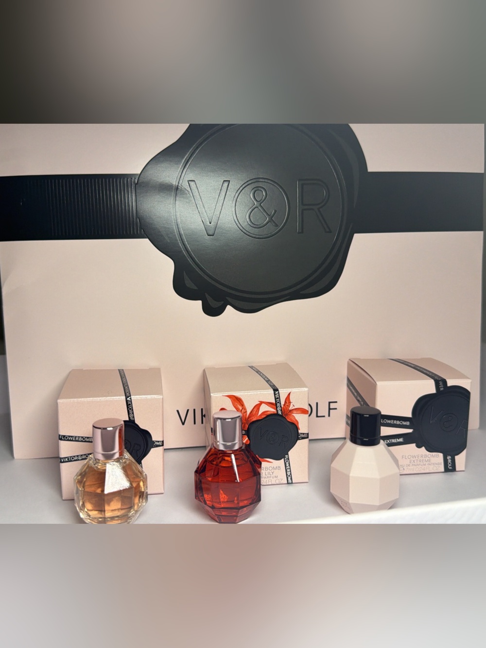 New,unused Viktor & Rolf Pink Floral Silk Scarf with 3 mini perfumes33
